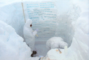 빙하를 시추 중인 연구원들